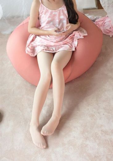 穿黑色内衣的女人